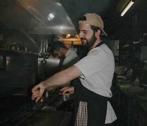 Équipe saisonnière travaillant ensemble dans un établissement hôtelier